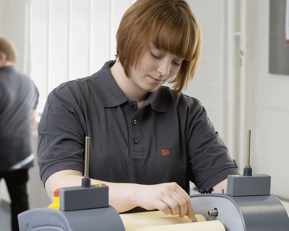 EXAKT-Mill-Service-female